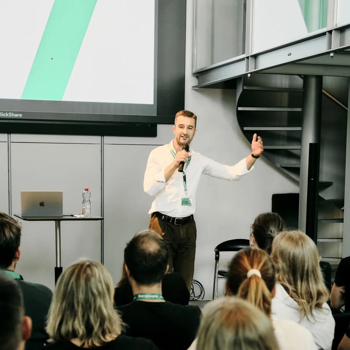 Noah Menzi spricht vor dem Publikum am Shopware Day Schweiz 2026 im Hof zu Wil.